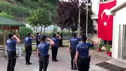 İstanbul'daki polis merkezlerinden "sosyal mesafeli" 19 Mayıs kutlaması