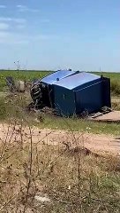 Un trailer con todo y plataforma fue a parar a las aguas del canal que corre paralelo a la carretera Los Mochis-El Fuerte