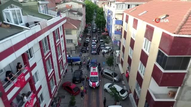 Gaziosmanpaşa'da saat 19.19'da tüm balkonlardan İstiklal Marşı sesleri yükseldi