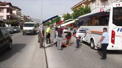 Yaralı çocuğunu bırakıp, muhabire sataştı