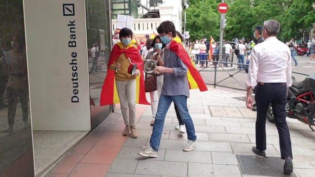 Las protestas contra la gestión del Gobierno se repiten en la sede del PSOE