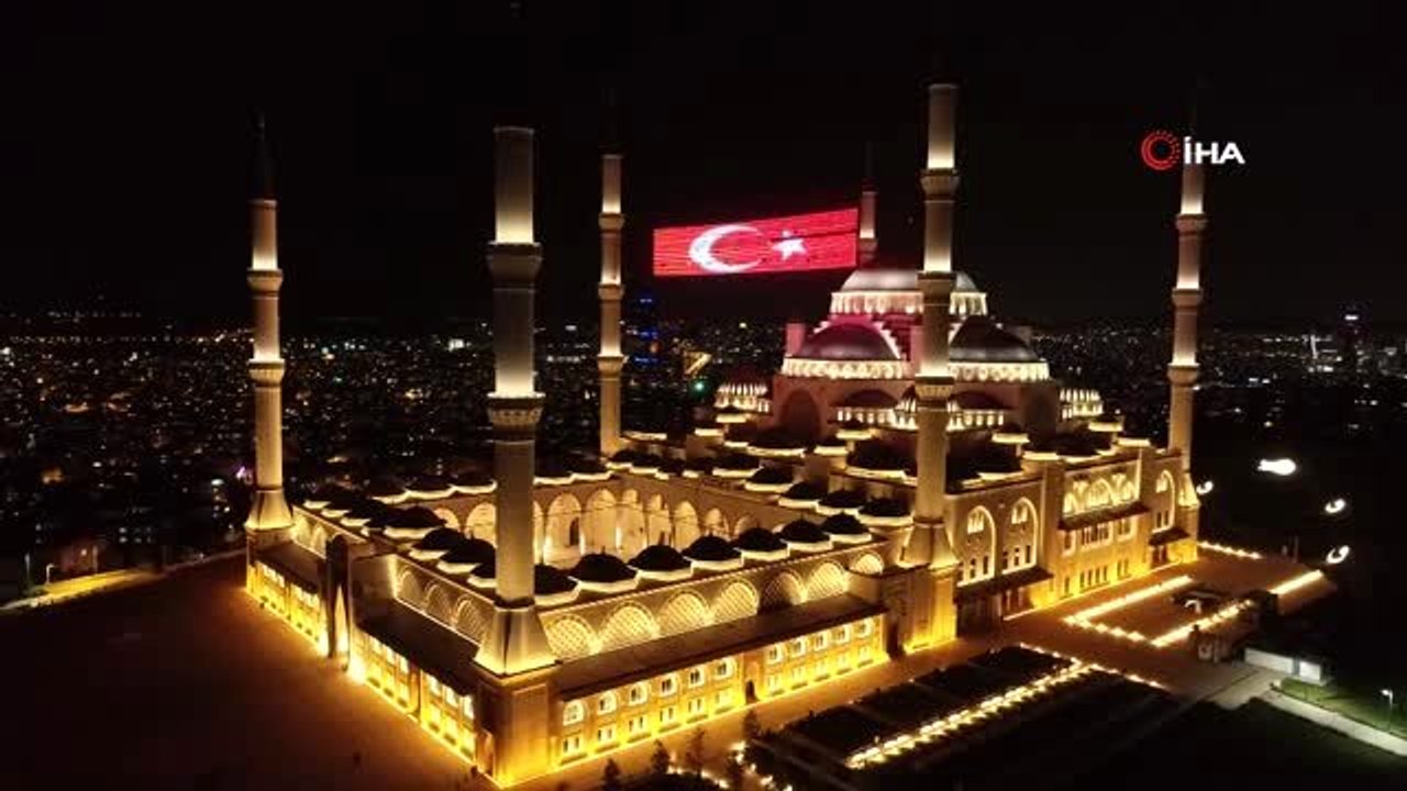 Koronavirüs nedeniyle ibadete kapalı olan Çamlıca Camii bu sene Kadir Gecesi'nde boş kaldı