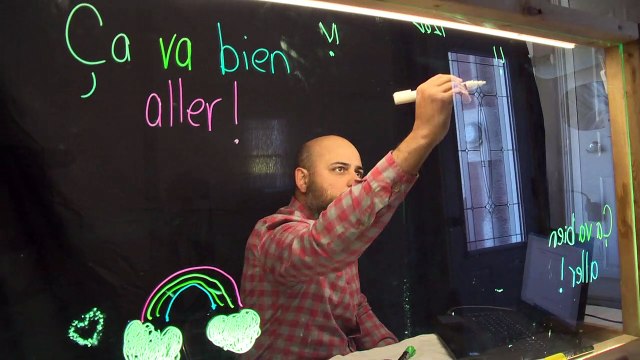 Un enseignant crée un tableau inversé pour son cours à distance