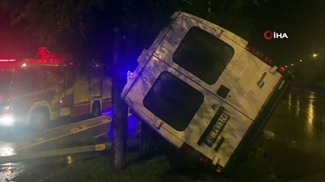 Isparta’da işçi minibüsü yan yattı, 5 kişi yara almadan kurtuldu