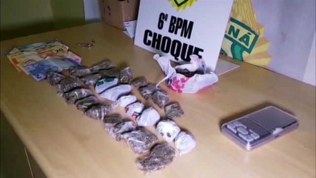 Casal é detido pelo Choque com porções de maconha, balança de precisão e dinheiro no Parque Verde