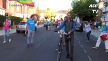 Opera singer serenades south London streets for carers