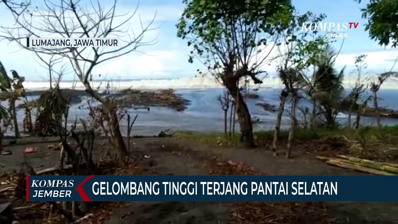 Gelombang Tinggi Menerjang Pantai Selatan Lumajang