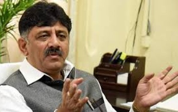 Man tries to take selfie, Karnataka Minister DK Shivkumar slaps away phone