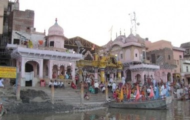 Priests fight with each other in Mathura on Makar Sankranti