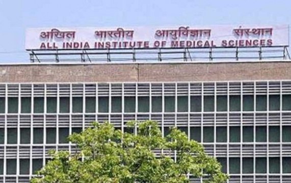 Watch | Patients spending sleepless nights on streets near Delhi's AIIMS hospital