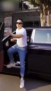 Ngọc Trinh khoe eo thon bên Vũ Khắc Tiệp