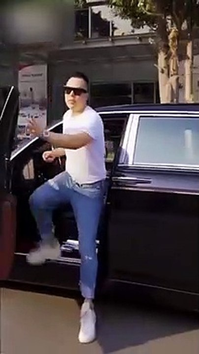 Ngọc Trinh khoe eo thon bên Vũ Khắc Tiệp