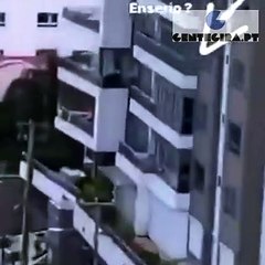 Vídeo mostra pai a empurrar a filha em baloiço no 8.º andar de um prédio