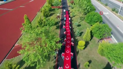 Polisler dev bayrağı böyle taşıdı