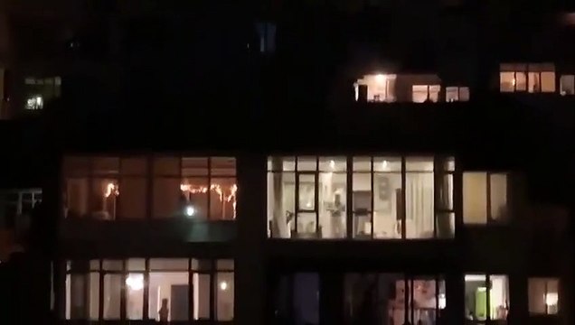 Cahit Berkay komşularına pencere kenarında 'Selvi boylum'