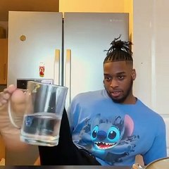 Il boit de l'eau avec ses pieds !