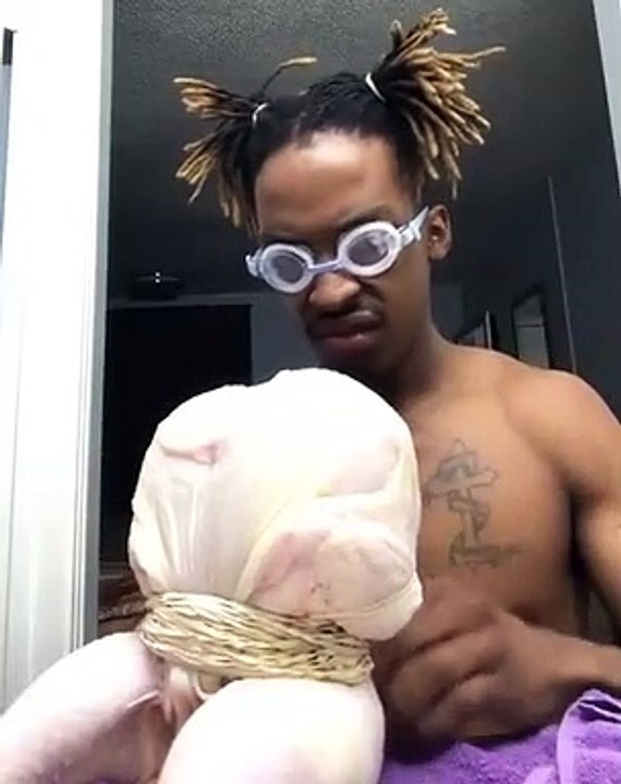 Il essaye d'exploser un poulet... avec des élastiques !