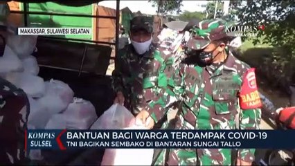 TNI Bagikan Sembako Di Bantaran Sungai Tallo