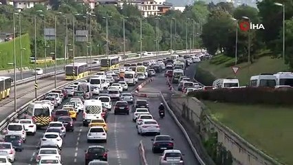 İstanbul’da kısıtlamanın sona ermesinin ardından bazı yollarda trafik kilitlendi