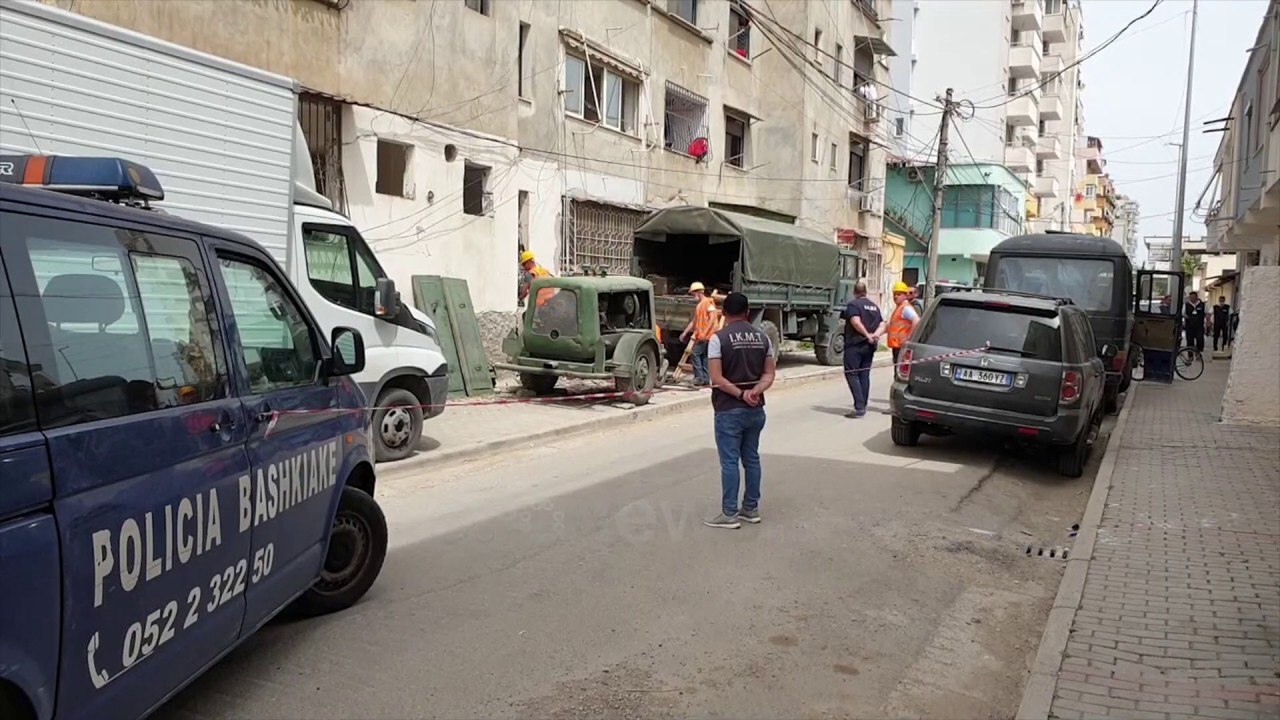 Ora News - U dëmtuan nga tërmeti, shembet pallati VIP-ave, shpëton piano e Agron Xhungës