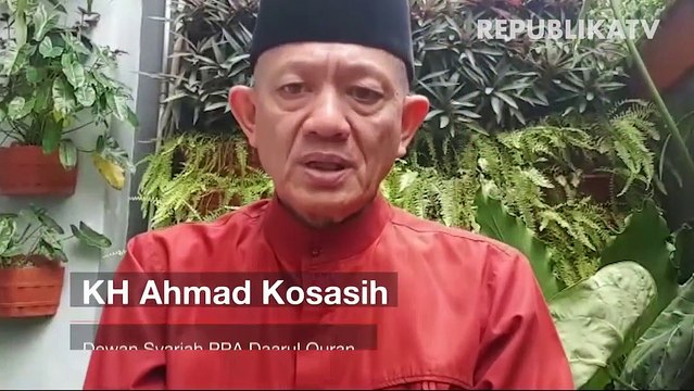 Panitia penerimaan dan penyaluran zakat fitrah menerima pembayaran zakat fitrah di Masjid Pusdai, Kota Bandung.