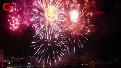 İstanbul Boğazı'nda havai fişekli kutlama