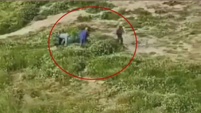 İstanbul’da polisi görünce otların arasına saklandılar