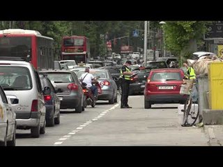 Паркираните автомобили го „блокираат“ патот во чаирчанка
