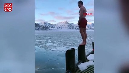 Arktik Okyanusu'ndaki buzullara aldırmadan şortuyla yüzüyor