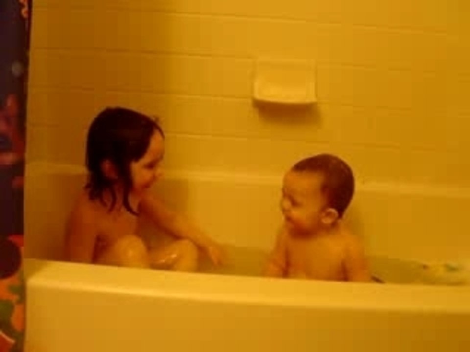 Le bain c'est rigolo avec ma grande soeur!