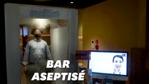 Ce bar japonais désinfecte entièrement ses clients avant d'entrer