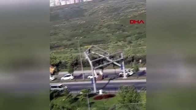 SULTANGAZİ'DE DAMPERİ AÇILAN HAFRİYAT KAMYONU HIZ TABELASI DİREĞİNİ YERİNDEN SÖKTÜ