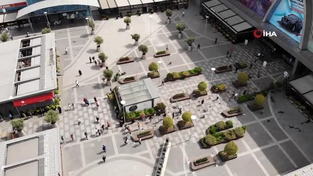 Sokağa çıkma izni başlayınca kızıyla alışveriş merkezine geldi