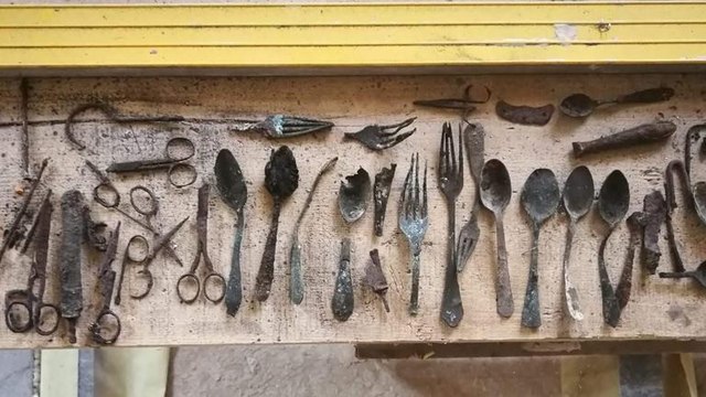 Des objets cachés par des prisonniers d'Auschwitz viennent d’être découverts