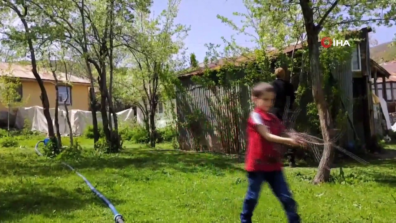 Yaş Kısıtlamasına Takılan Dede ve Torunları Top Oynayarak ve Bahçe Temizleyerek Vakit Geçiriyor