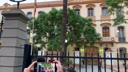 Himno Nacional frente a la Casa Cuartel de Valencia