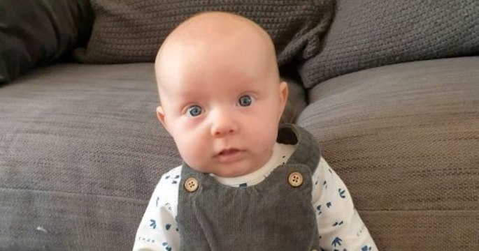 Âgée de 3 mois et demi, cette petite fille arrive à tenir debout