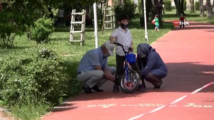 Çocuklar parklarda güneşli havanın tadını çıkardı