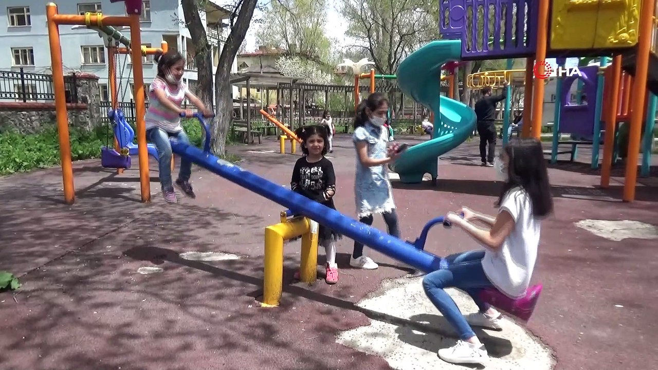 Parklar çocuklarla şenlendi