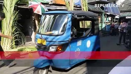 Pedagang menggelar kulit ketupat. ilustrasi