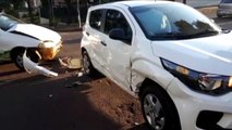 Carros sofrem vários danos em acidente na Rua Minas Gerais