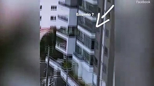 Un père joue à la balançoire avec sa fille sur un balcon à plus de 20 mètres au-dessus du vide
