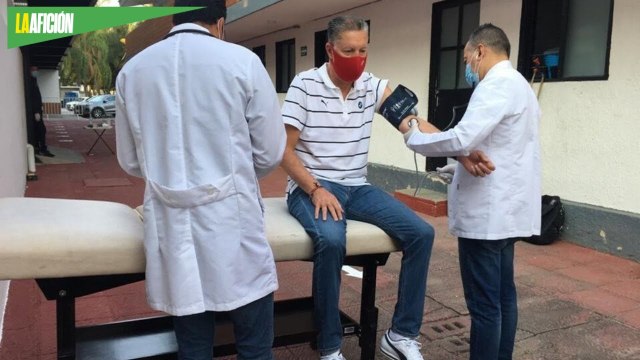 Cuerpo técnico y directiva de Chivas se realizó exámenes médicos