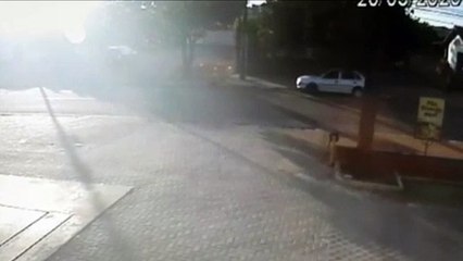 Vídeo mostra carro descendo sozinho pela Rua Potiguaras, no Santo Onofre