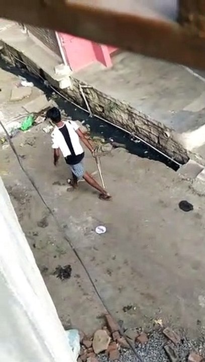 शहर में बदमाशो का टेरर, दहशत में लोग, राहगीर पर तानी बन्दूक