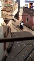 शहर में बदमाशो का टेरर, दहशत में लोग, राहगीर पर तानी बन्दूक