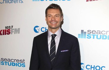 Ryan Seacrest retorna ao trabalho após sintomas de 'estafa'