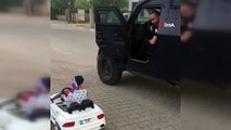 Mardin’de akülü arabasıyla geçen çocuk ve polis arasındaki ehliyet diyaloğu güldürdü