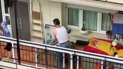 Freddie Mercury Double performt "I Want To Break Free" von Queen auf einem Balkon in Spanien