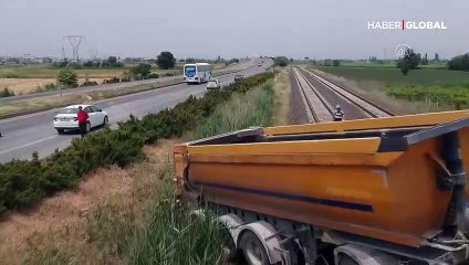 Kontrolden çıkan hafriyat TIR'ı tren yoluna girdi